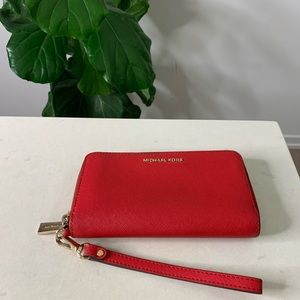 MICHAEL KORS red Leather Continental Wristlet❤️